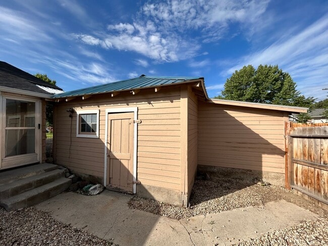 Building Photo - 2 bedroom 1 bath super cute cottage / Less than a mile from Northwest Nazarene, great location!