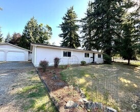 Building Photo - 2 bedroom 2 bath with large front & back y...