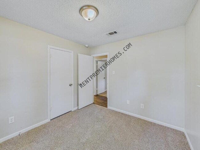 Building Photo - 802 Towering Oaks Dr