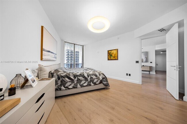 Building Photo - 16001 Collins Ave