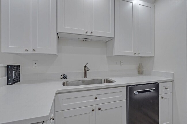 Building Photo - Welcome to Parkview Condos! This beautiful...