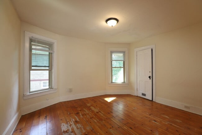 Building Photo - Great Four-Bedroom-Plus-Den House in Vilas...