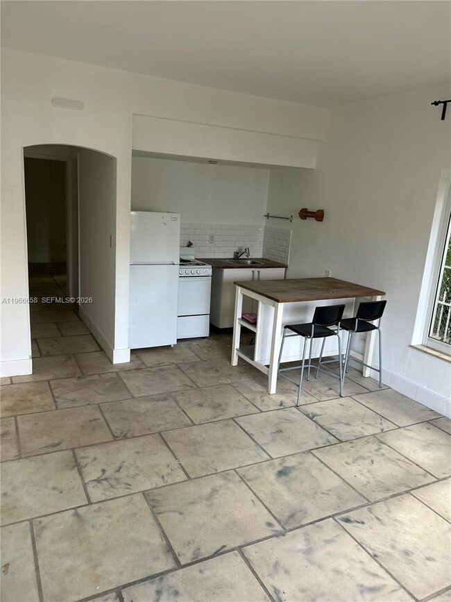 Building Photo - 1990 Bay Dr