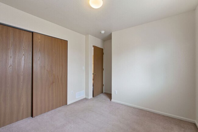 Building Photo - 430-432 Sundance Cir N