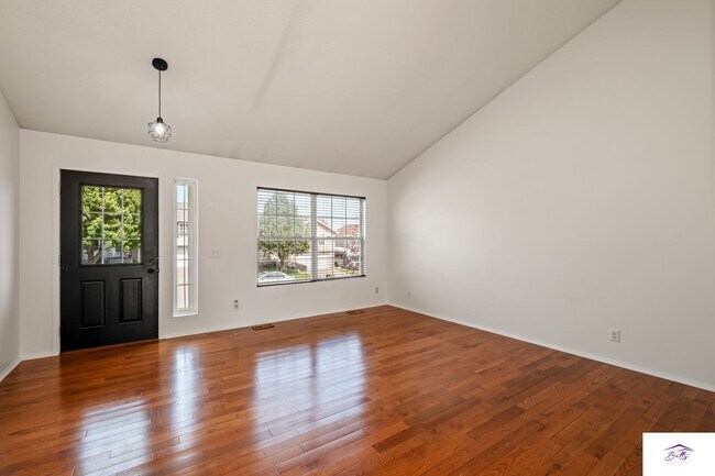 Building Photo - AVAILABLE NOW!