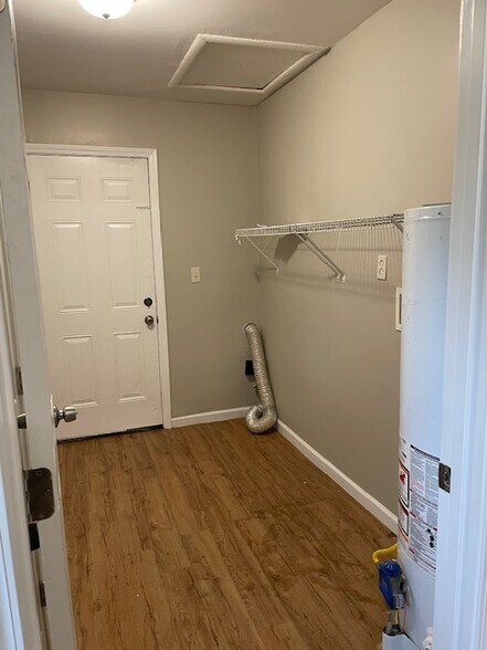 Laundry Hook ups - 9215 ARISTIDES DR