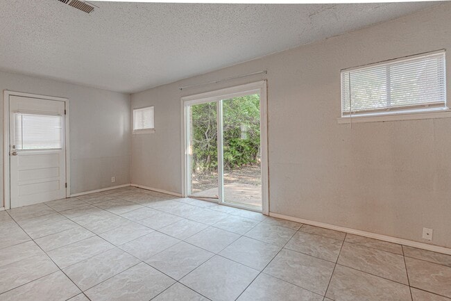 Building Photo - 3 Bed 2 Bath in OKC!