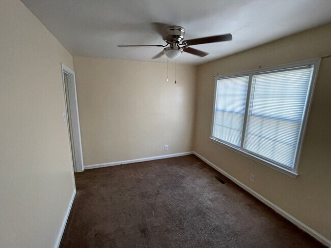 Building Photo - 2 Bedroom House - Section 8 Accepted