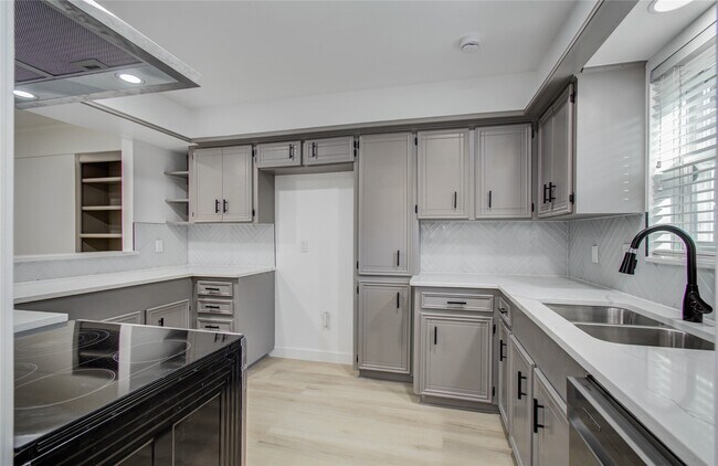 Building Photo - 1888 Saxony Ln