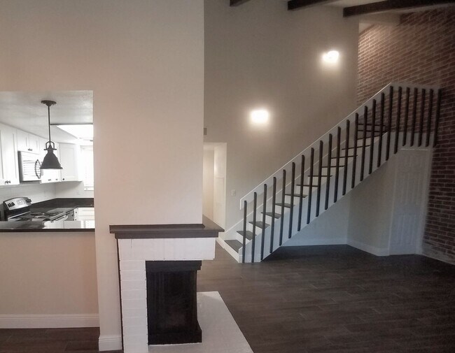 Building Photo - Stunning All Upgraded 2/2 Condo x Rent @ Winter Park Village next to Full Sail !
