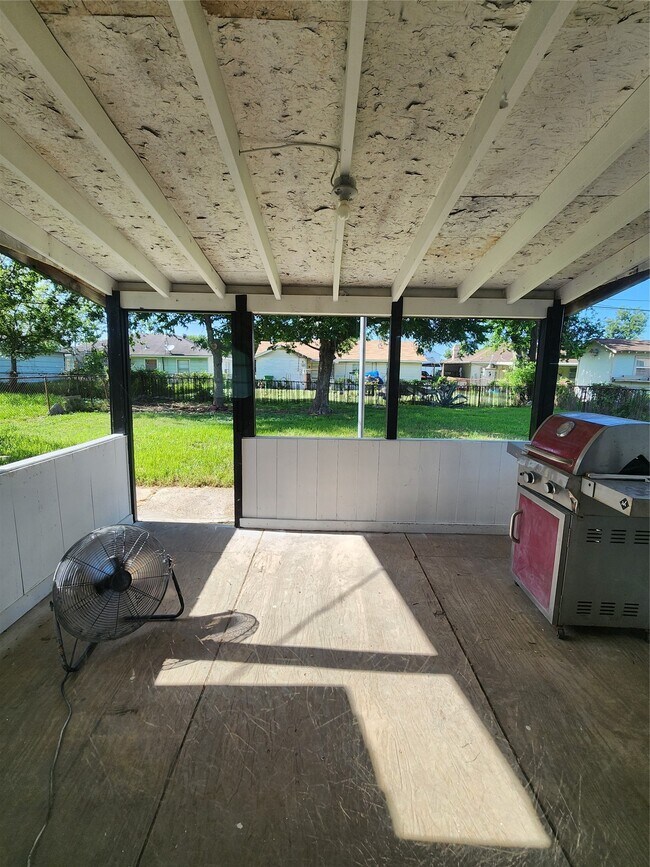 Building Photo - 9711 Aguila St