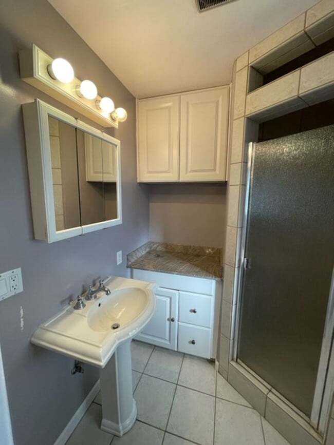 Building Photo - Farm House Living MOVE IN SPECIAL