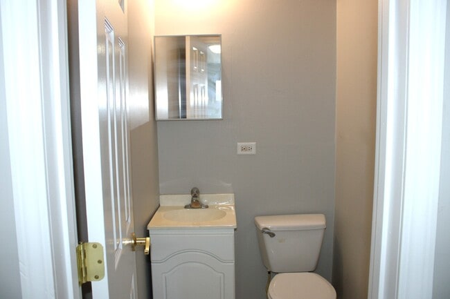 Building Photo - 135 E Chestnut St