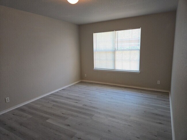 Building Photo - Spacious 4 Bedroom 2.5 Bath 2 Car Garage i...