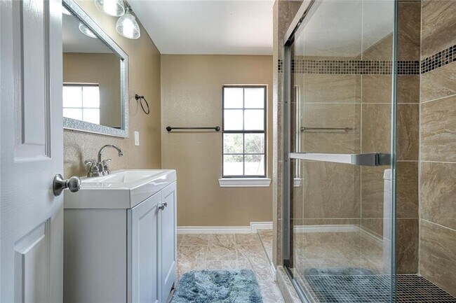 Building Photo - 2105 Vivian Dr