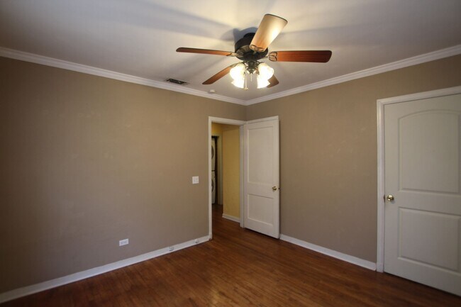 Building Photo - 3 Bedroom, 1.5 Bath Home in Central Tyler!