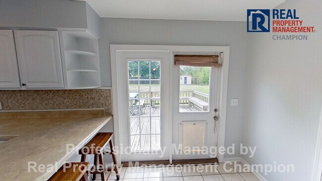 Building Photo - Charming Home Backing up to Arrowhead Park...