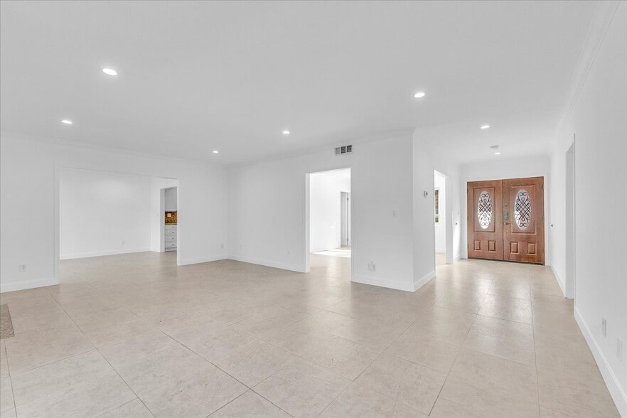 Building Photo - 8201 Clemens Ave