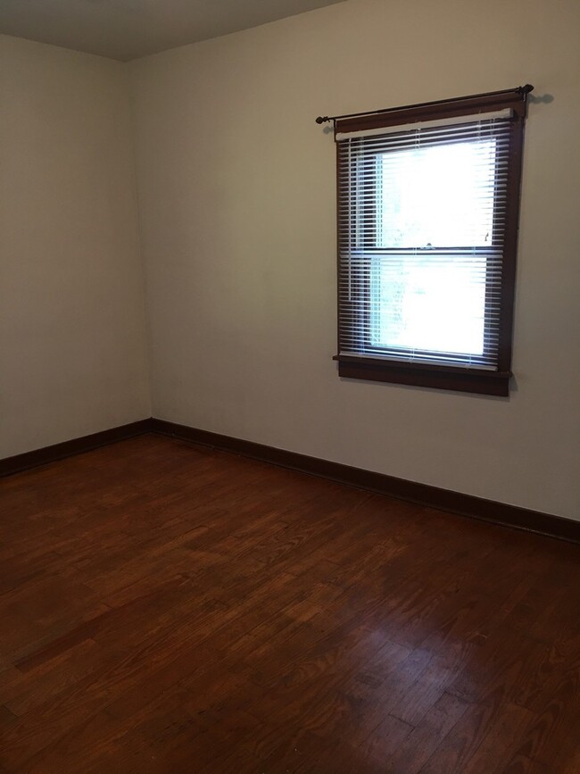 Building Photo - 2 bedroom House: Ellettsville! *Sign a 12-...