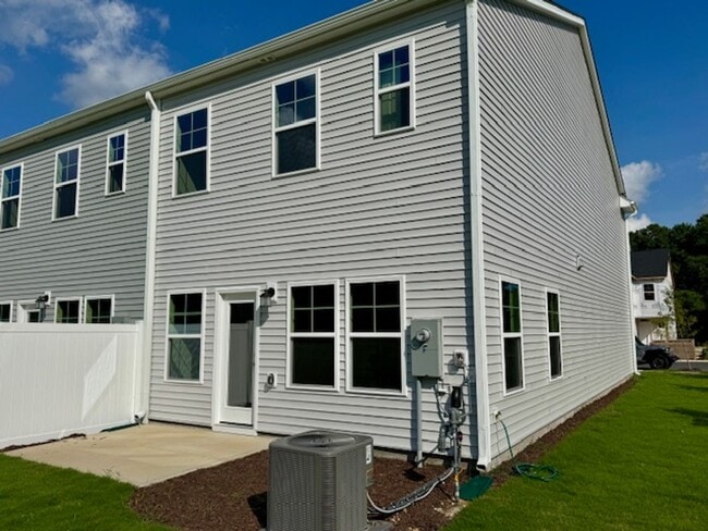 Building Photo - Brand New Townhome!
