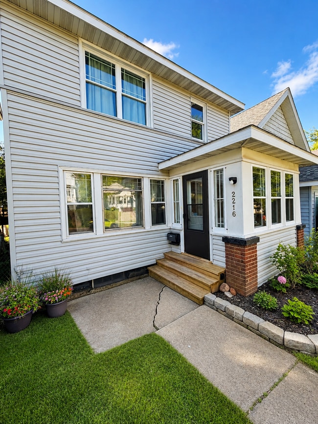 Building Photo - Available Immediately! 3 Bed 1 Bath Single Family Home!