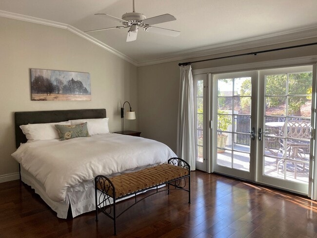 Building Photo - Private Courtyard Entry & Expansive Backyard Oasis