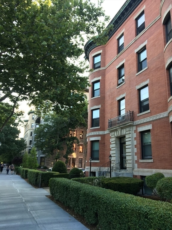 Building Photo - 1064 Beacon St