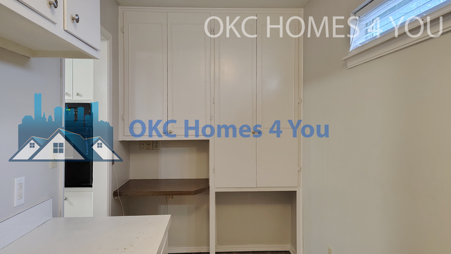 Building Photo - Half Duplex with Tons of Space!
