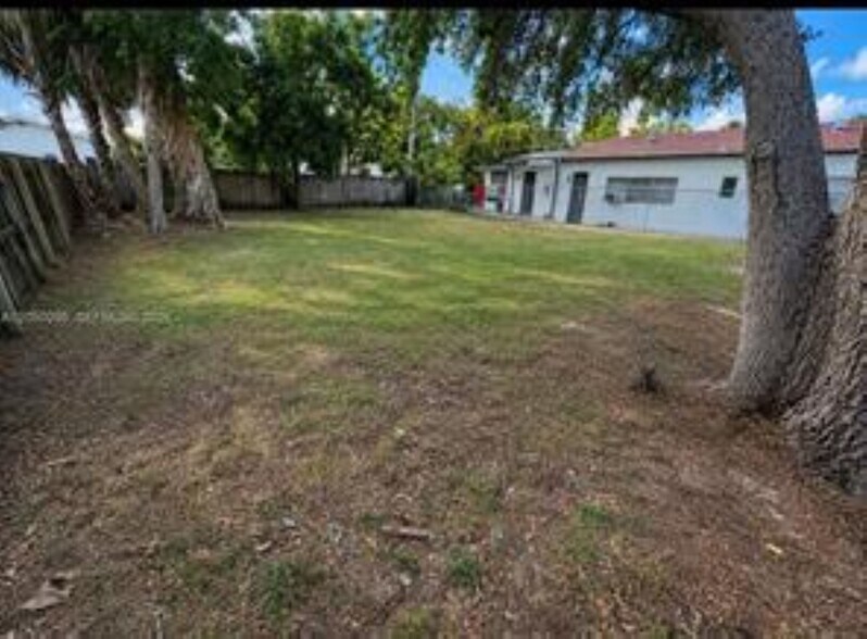Building Photo - 1039 NE 17th Ave