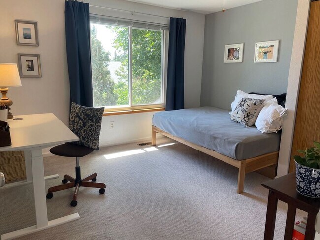 Building Photo - Charming 3b/2.5b Townhome In Louisville