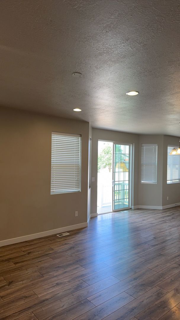 Building Photo - 5 Bedroom/3 Bathroom Harrisville!