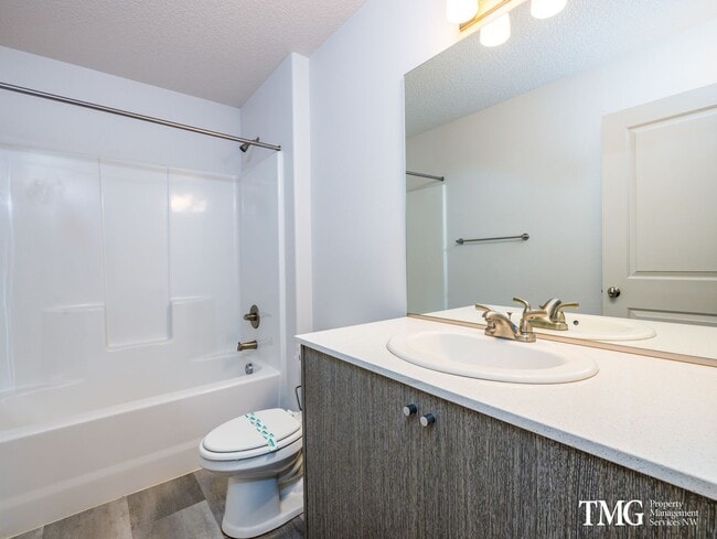 Building Photo - Centrally Located Townhome with Attached G...