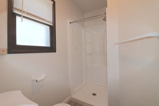 Building Photo - Lincoln Avenue