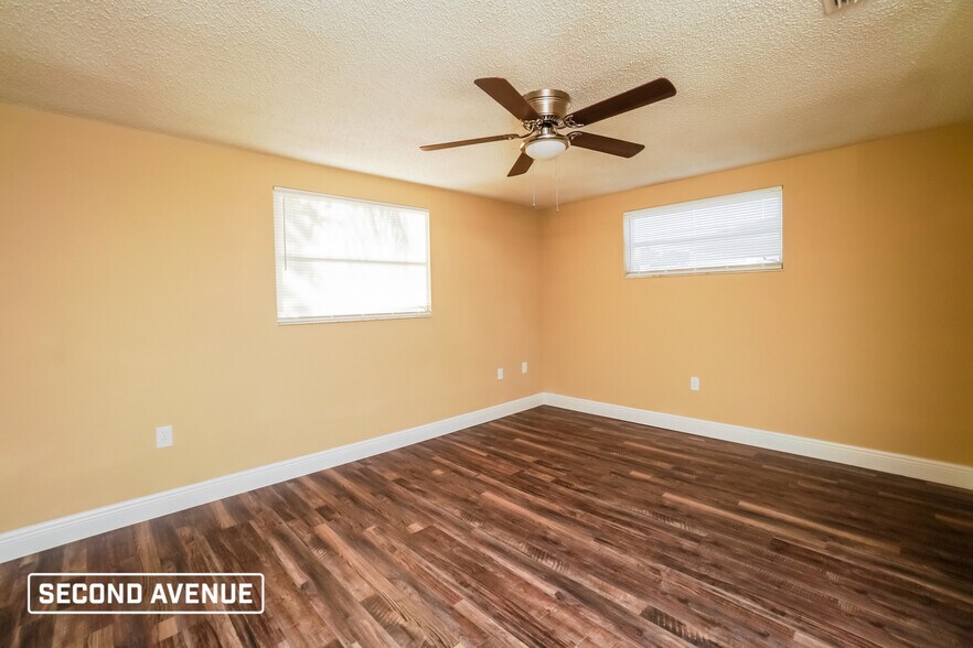 Building Photo - 11725 Meadow Dr
