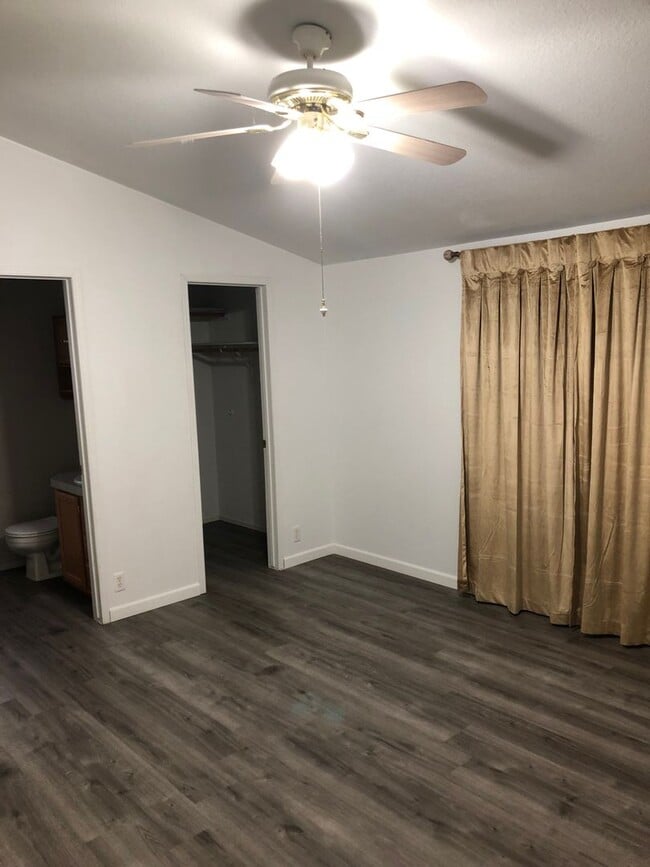 Building Photo - Large 4 Bedroom House in Sheridan