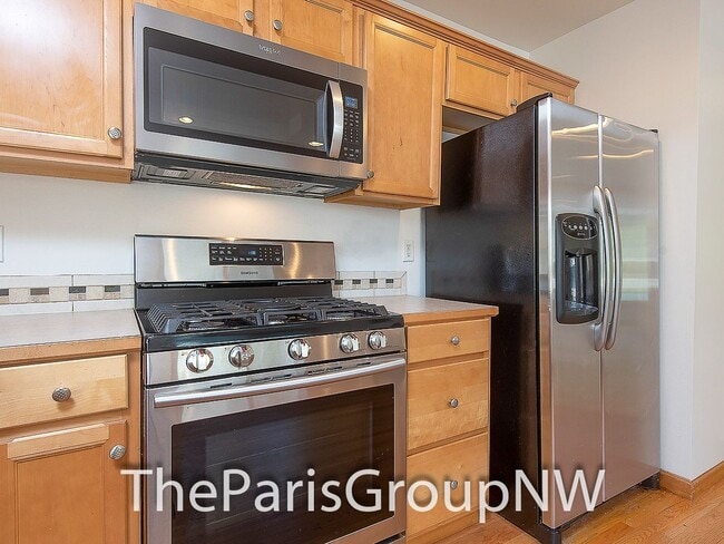 Building Photo - Gorgeous Greenwood Townhome * Walk to Lake...