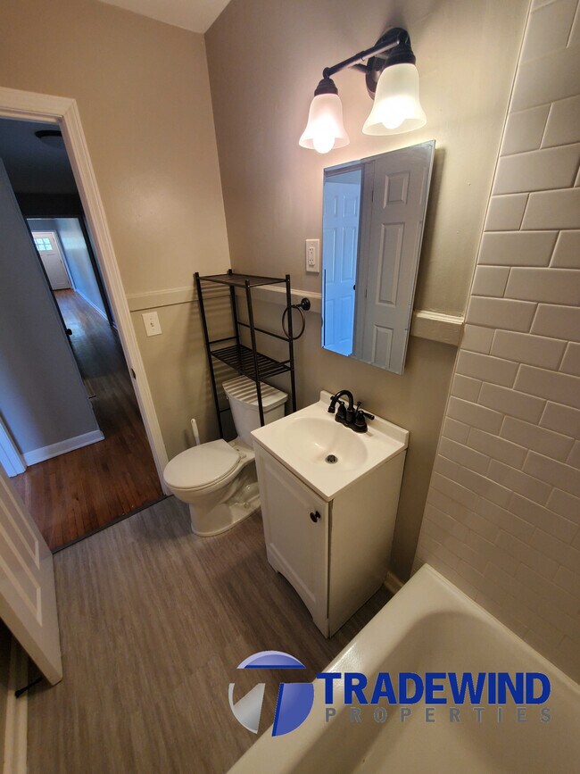 Building Photo - 1408 Lake St NE