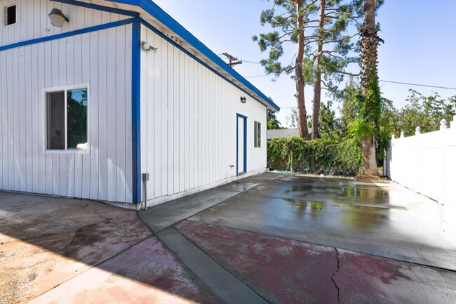Building Photo - 207 W Cypress Ave