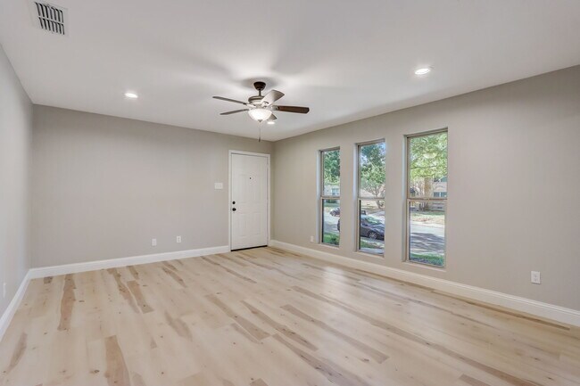 Building Photo - 5814 Sandhurst Ln