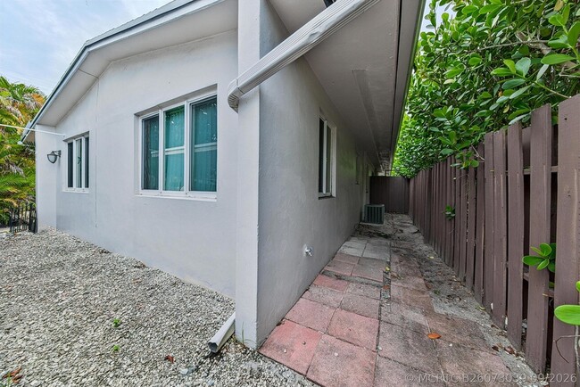 Building Photo - 701 NE 22nd Dr
