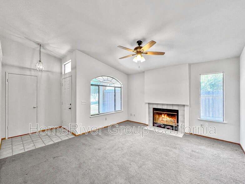 Building Photo - 8215 Bluehaven Ct