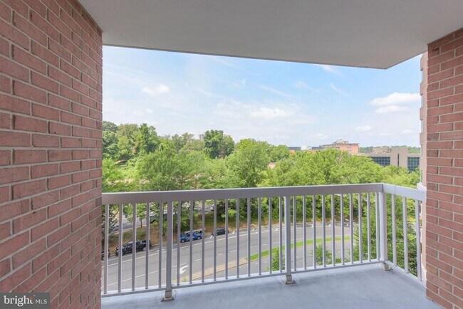 Building Photo - 3101 N Hampton Dr