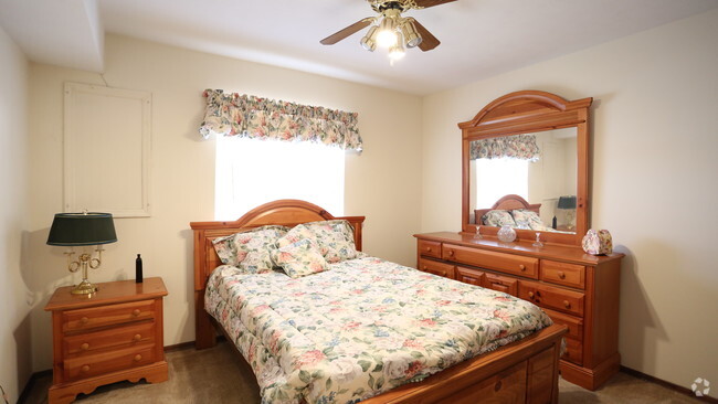 Bedroom - Colonial East Apartments