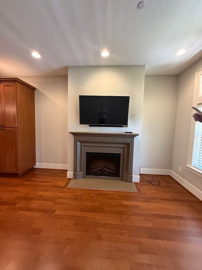 Building Photo - Stunning Contemporary townhome in Coveted Peterkort Woods, near St. Vincent's in Cedar Mill