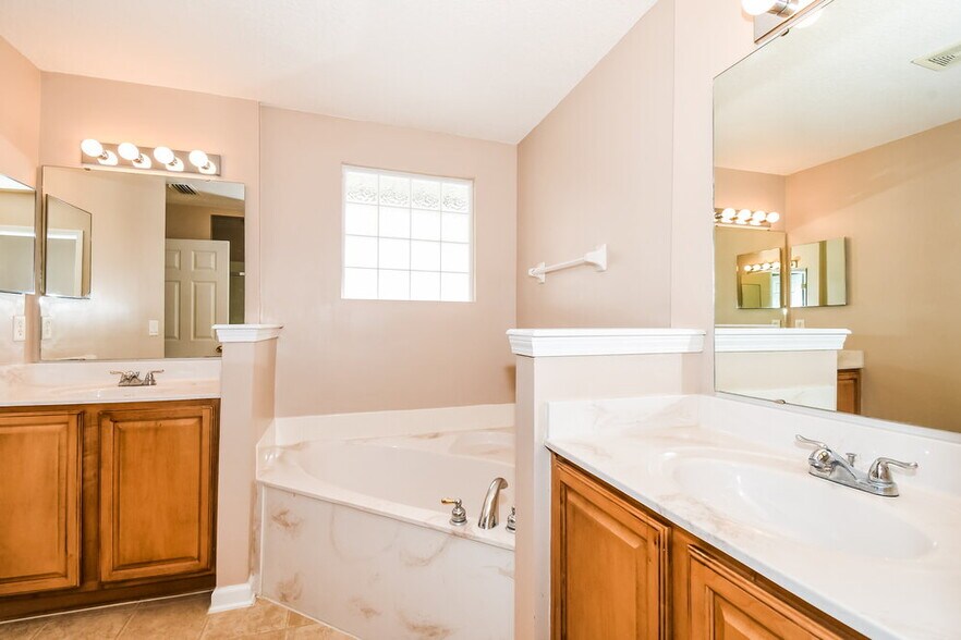 Building Photo - 725 Indigo Run Dr