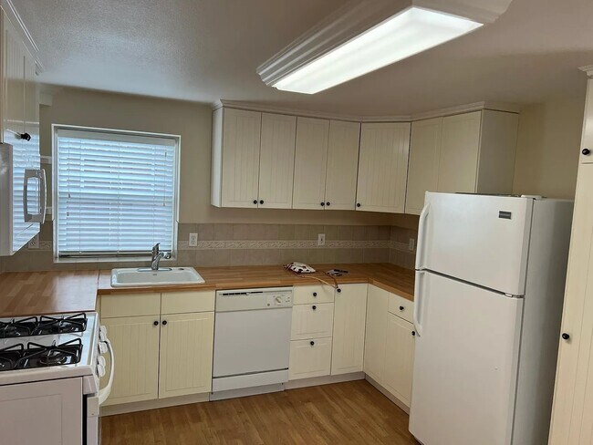 Building Photo - 419 Tyndall St