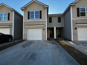 Building Photo - Highly Desirable Richmond Hill Townhome with 3 Bedroooms