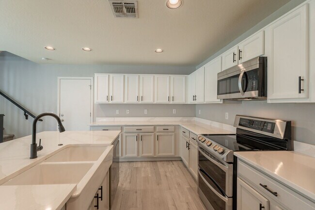 Building Photo - 1057 S Deerfield Ln