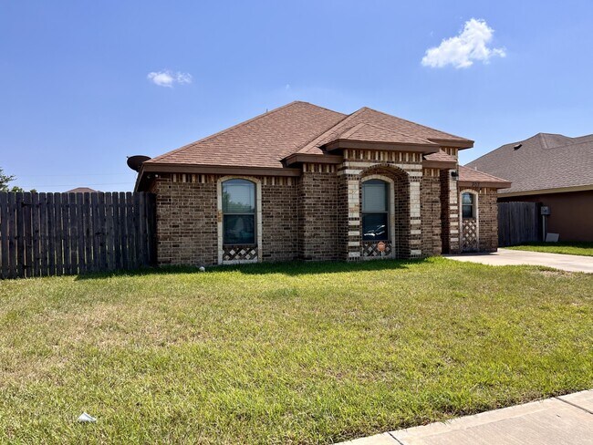 Building Photo - 302 E Gabriella Ave