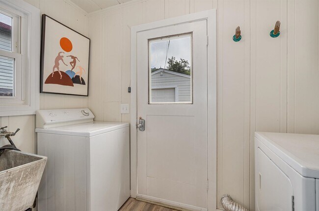 Building Photo - Alta Heights Beautifully Renovated Cottage
